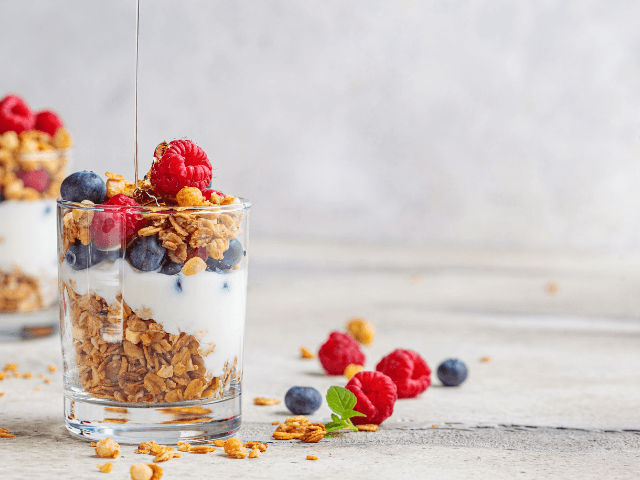 Receitas Saudáveis para o Pequeno-Almoço iogurte granola fruta